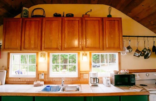 Olga Cabaña | Encanto de la isla vieja con impresionantes vistas a la montaña, encaramado sobre nuestra playa privada