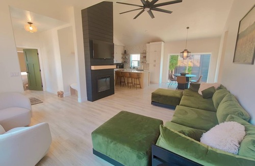 Southern Crossing Casa | Old Mill Hideaway - Fantastic 3-bedroom house with Hot Tub, King Bed, AC in Bend