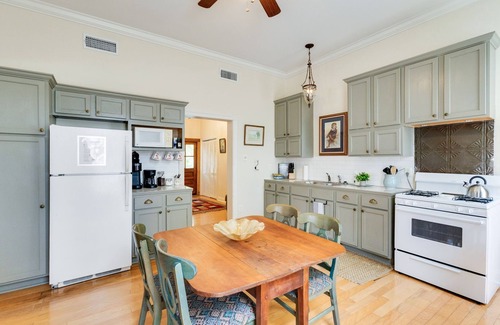Breaux Bridge Apartamento | Old Opera House Grand Residence, Downtown Breaux Bridge, sleeps 7