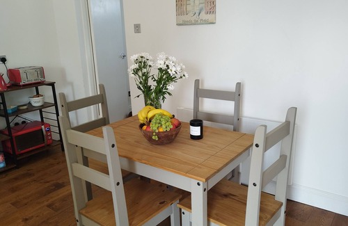 Ledbury Cabaña | Old School House-2 bedrooms-sleeps 4, large garden