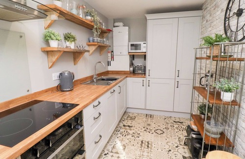 Alnmouth Cabaña | OLD STABLE COTTAGE, pet friendly, country holiday cottage in Alnmouth