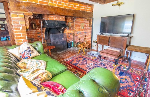 Peasmarsh Casa | Old Thatch Cottage with Heated Outdoor Swimming Pool - Near Rye