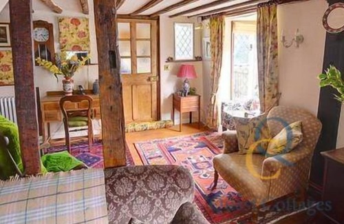 Peasmarsh Casa | Old Thatch Cottage with Heated Outdoor Swimming Pool - Near Rye