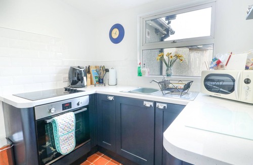 Malltraeth Cabaña | OLD TOLLGATE, pet friendly, character holiday cottage in Llangefni