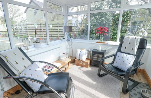 Malltraeth Cabaña | OLD TOLLGATE, pet friendly, character holiday cottage in Llangefni