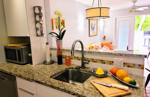 Truman Annex Condominio | Corazón del casco antiguo; 2 bicicletas gratis, primer piso, piscina; Ventiladores exteriores; ¡Parrilla de gas!