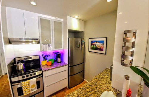 Truman Annex Condominio | Corazón del casco antiguo; 2 bicicletas gratis, primer piso, piscina; Ventiladores exteriores; ¡Parrilla de gas!
