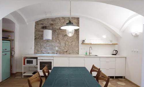 Kutna Hora Apartamento | Old Town Flat with Private Patio