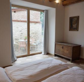 Kutna Hora Apartamento | Old Town Flat with Private Patio