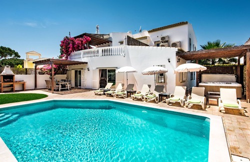 Quarteira Villa | Old Village Vilamoura duerme 8-10. Bañera de hidromasaje, mesa de billar, vista al golf, reformado completo
