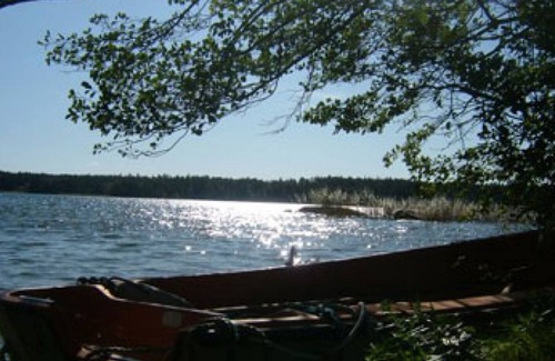 Bergshamra Otro | Older cottage by the lake with a boat in Roslagen