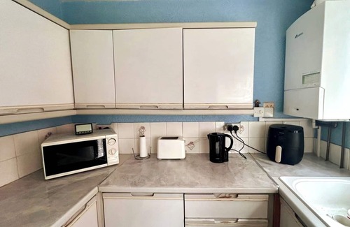 Oldham Casa | Oldham Bungalow Retreat: 2BD Peaceful Comfort