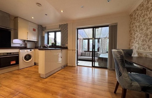 North Stifford Casa | Olive, 3 Bedroom House, Garden, Free Car Park.