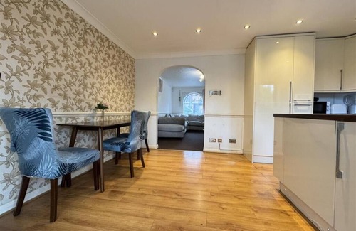 North Stifford Casa | Olive, 3 Bedroom House, Garden, Free Car Park.