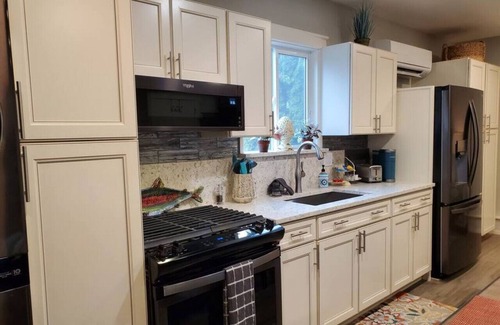 East Olympia Casa | Olympia Hideaway- Classy, Cozy and Chic!