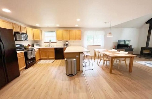 Hoodsport Casa | Olympic Base Camp: Pet friendly & spacious 4 bedroom home w/ hot tub