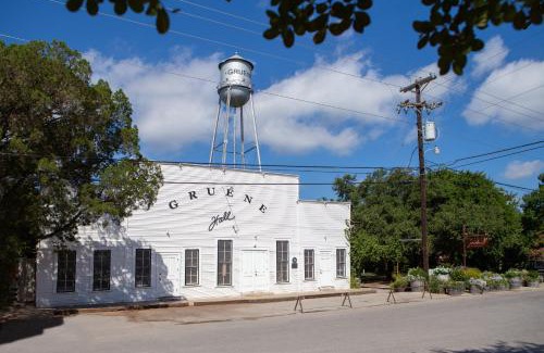 Gruene Apartamento | OM A5 River Float Haus on the Gruene