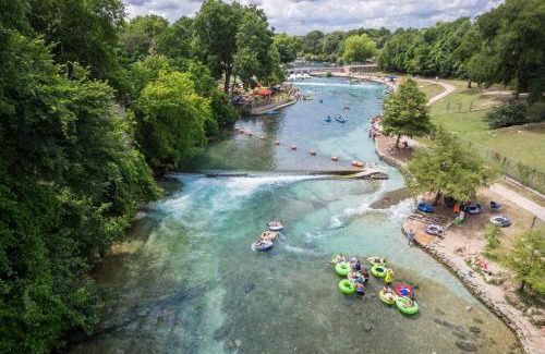 Gruene Apartamento | OM A5 River Float Haus on the Gruene