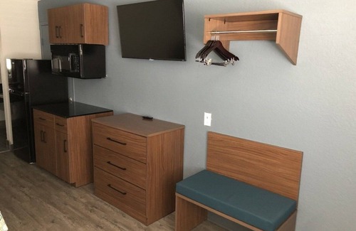 Arena District Hotel | On a budget! 3 Hotel Studios Ideal for Groups with Free Parking near the Alamo