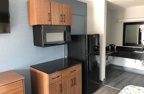 Arena District Hotel | On a budget! 3 Hotel Studios Ideal for Groups with Free Parking near the Alamo