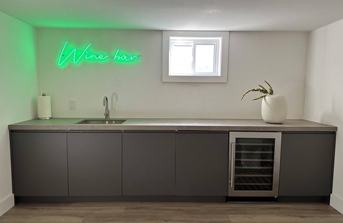Merritton Casa | On Cloud Wine | Modern Bungalow | Bubbly Bar, Fire Pit, Badminton