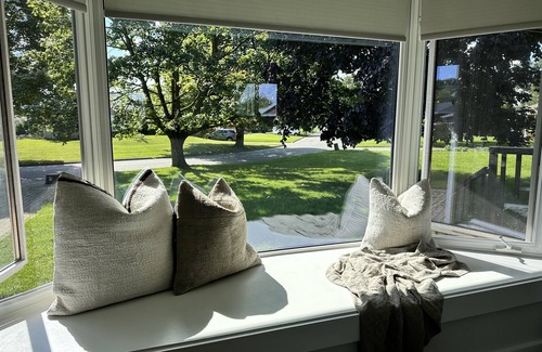 Merritton Casa | On Cloud Wine | Modern Bungalow | Bubbly Bar, Fire Pit, Badminton