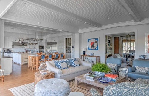 Sagaponack Casa | Nuevo listado: en Four Acres, en el corazón de Sagaponack, cocina gourmet para comer, cancha de tenis, huerto, cerca de la playa principal de Sagg