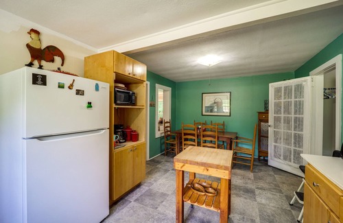 Bakersville Cabaña | On-Site Stream: Serene Cottage in Bakersville!