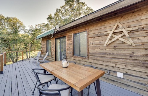 Central Point Casa | On-Site Winery and Tasting Room Oregon Bungalow!