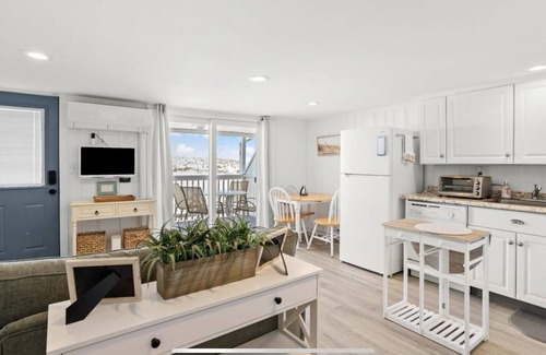 Hampton Condominio | On the Beach-Dog Friendly 2BR Condo walk to the waves.