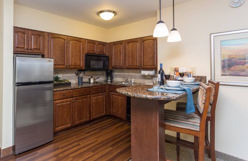Great Falls Condominio | En el rio Missouri. Piscina cubierta y bañera de hidromasaje. Desayuno gratis. ¡Ideal para grupos!