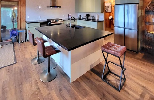 North Kawartha Cabaña | "On The Rocks" A Quite Waterfront cottage on Stoney Lake Sleeps 6-8