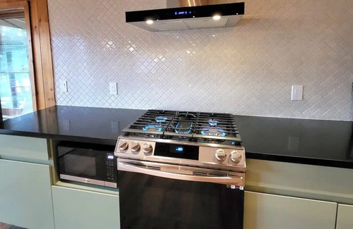 North Kawartha Cabaña | "On The Rocks" A Quite Waterfront cottage on Stoney Lake Sleeps 6-8