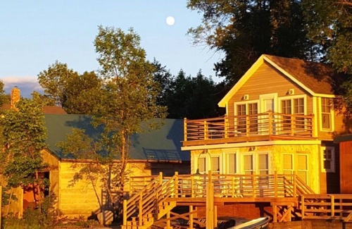 Ranier Casa | En el agua en el corazón histórico de la aldea de Ranier, Minnesota