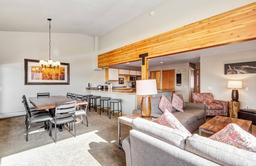 Baldy Mountain Condominio | One Bdrm Condo. AMAZING VIEWS. On bus route. Pet friendly.