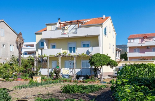 Kastel Stafilic Apartamento | Apartamento de una habitación con terraza y vista al mar Kastel Stafilic, Kastela (A-21145-a)