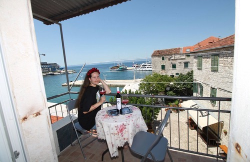 Postira Apartamento | Apartamento de una habitación con balcón y vista al mar Postira, Brac (A-18971-a)