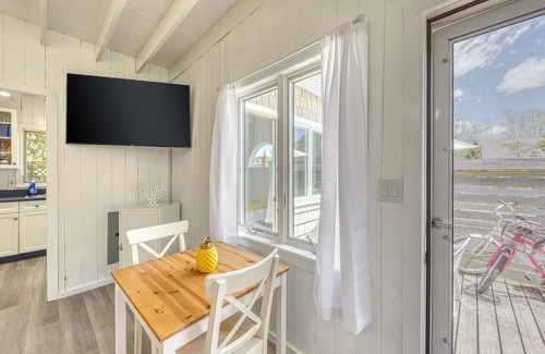 Ocean Bay Park Condominio | ¡Apartamento apto para perros con terraza privada en el corazón de Ocean Bay Park!