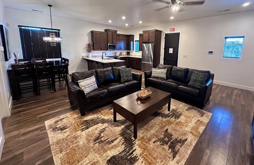 Hurricane Casa | One Bedroom Casita with access to private pool and full size indoor sports court