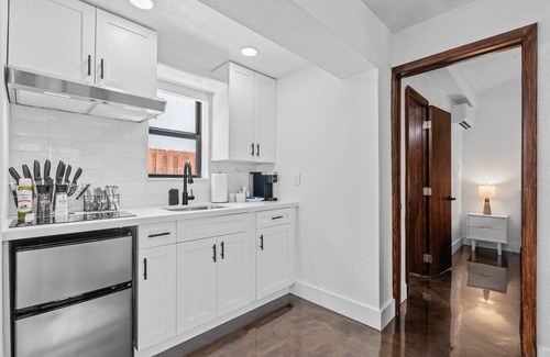 Flagler Village Apartamento | One Bedroom King Suite in a Tropical Retreat Freedom House Fort Lauderdale FL