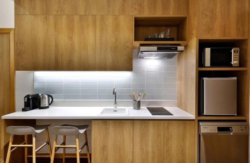 Garhoud Casa | One Bedroom King Suite Near DXB Airport By Luxury Bookings