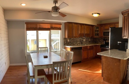 Margate City Condominio | One block from beach perfect family getaway!