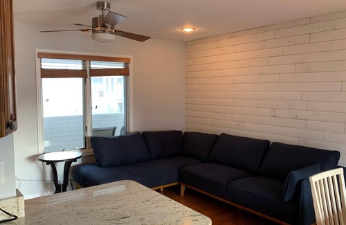 Margate City Condominio | One block from beach perfect family getaway!