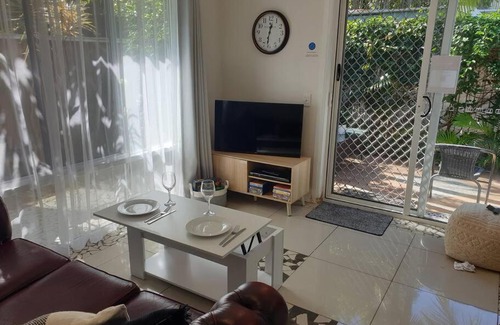Caloundra Apartamento | Guesthouse unit with courtyard Sleeps 4 people Pet Friendly and Only 950 metres from the beach