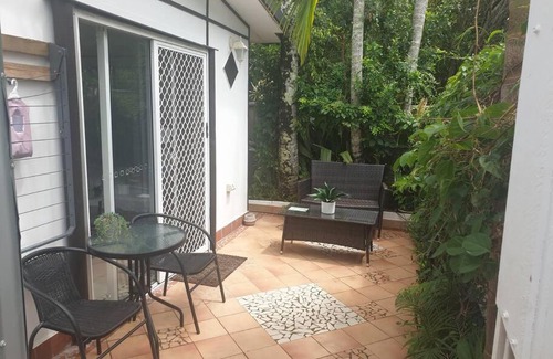 Caloundra Apartamento | Guesthouse unit with courtyard Sleeps 4 people Pet Friendly and Only 950 metres from the beach