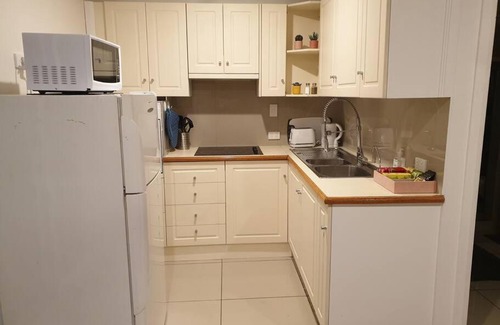 Caloundra Apartamento | Guesthouse unit with courtyard Sleeps 4 people Pet Friendly and Only 950 metres from the beach
