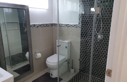 Caloundra Apartamento | Guesthouse unit with courtyard Sleeps 4 people Pet Friendly and Only 950 metres from the beach