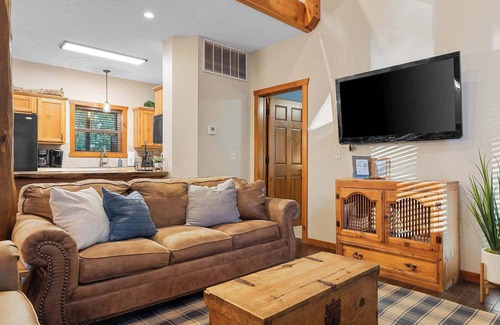 Indian Point Cabina | ONE MILE to Silver Dollar City! Rustic Cabin!