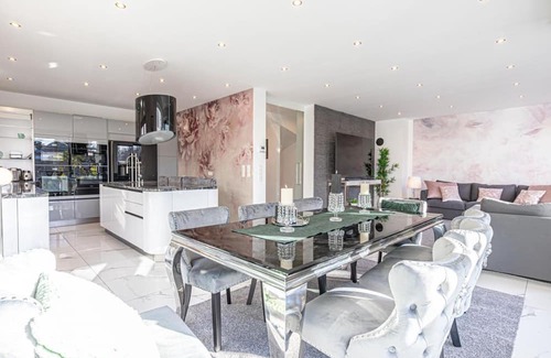 Stammersdorf Villa | One of a kind Luxury Pool Villa w/Sauna - Pets