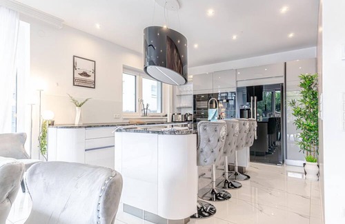 Stammersdorf Villa | One of a kind Luxury Pool Villa w/Sauna - Pets